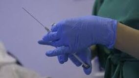 医生手中的注射器