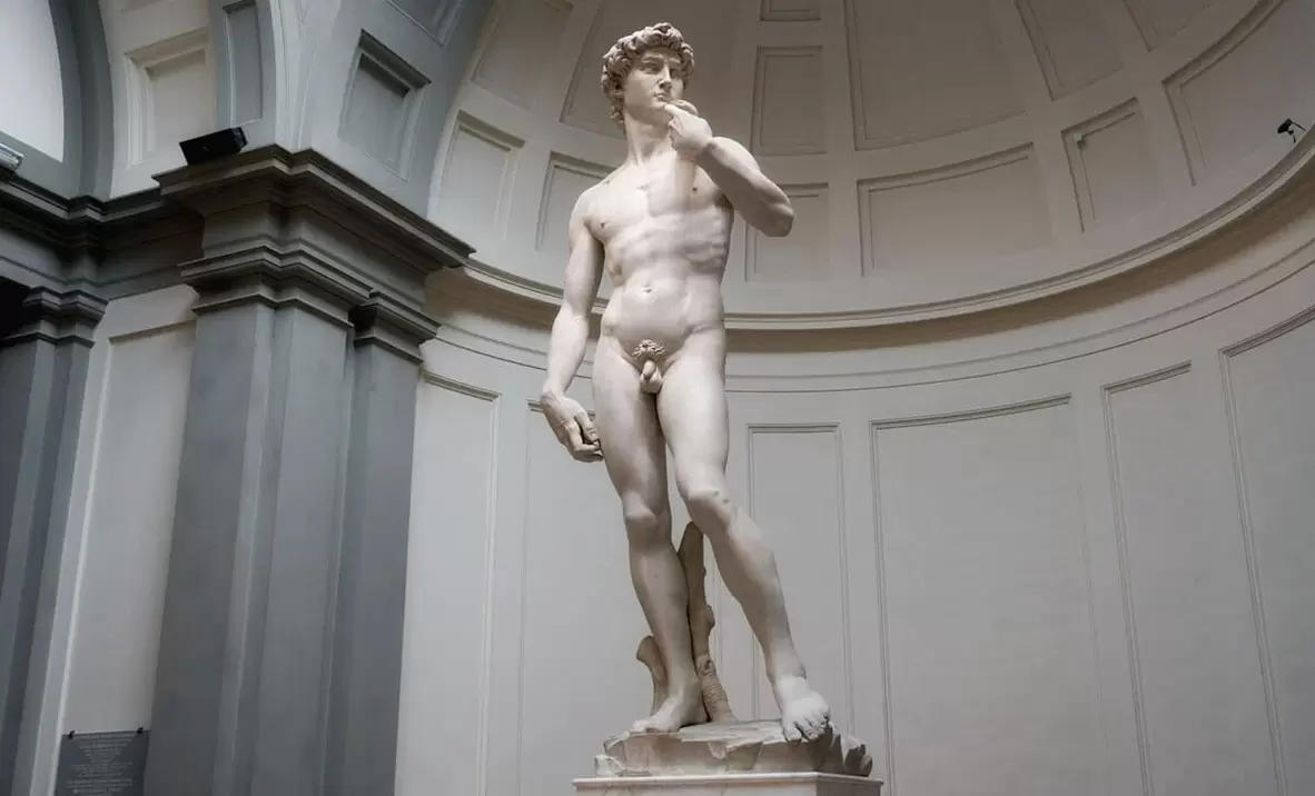 裸男雕像和阴茎增大