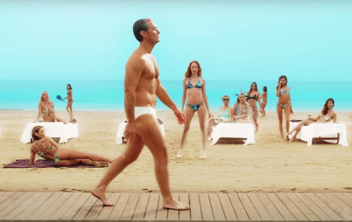 海滩上的女孩们盯着一个男人正在扩大他的阴茎